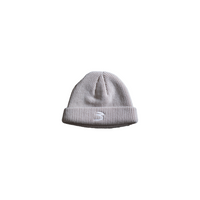 3 Beanie in light grey with ribbed texture and cuffed hem, featuring embroidered '3' logo. Short fisherman style ideal for streetwear fashion.